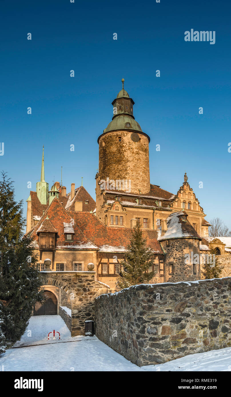 Château Czocha, 14e siècle, reconstruit au début du xxe siècle, l'hotel, en hiver, près du village de Lesna, Basse Silésie, Pologne Banque D'Images