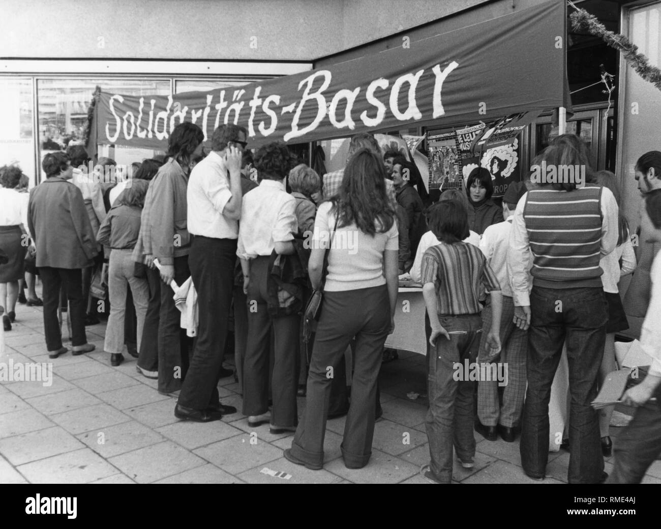 Les visiteurs du bazar de solidarité de la FDJ à l'Alexanderplatz à Berlin Est. Photo non datée. Banque D'Images
