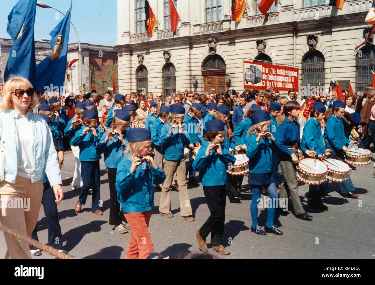 Marche de protestation le 1 mai 1973 à Berlin Est, sur le boulevard "Unter den Linden" avec un groupe de musique de l'organisme pionnier 'Ernst Thaelmann'. Banque D'Images