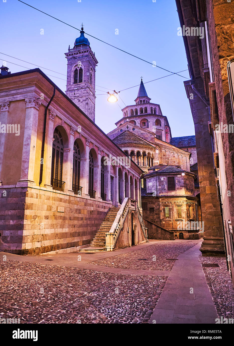 Le Fontanone Visconteo et la Basilica di Santa Maria Maggiore à la tombée de la nuit. La Piazza del Duomo. Citta Alta, Bergame, Lombardie, Italie. Banque D'Images