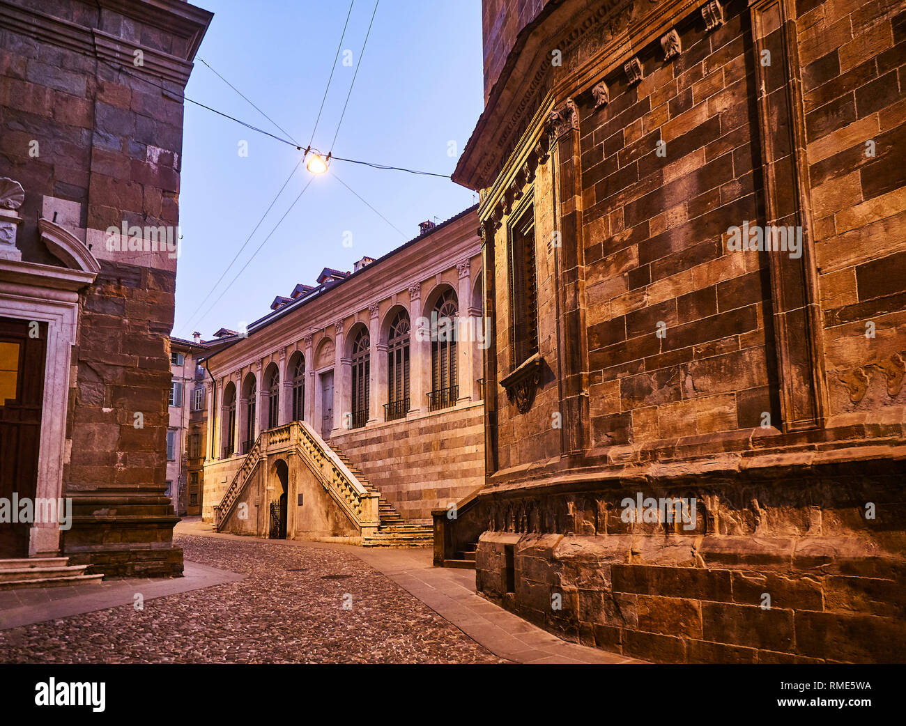 Le Fontanone Visconteo à la nuit tombée, la plus importante à Bergame fontaine médiévale. La Piazza del Duomo. Citta Alta, Bergame, Lombardie, Italie. Banque D'Images