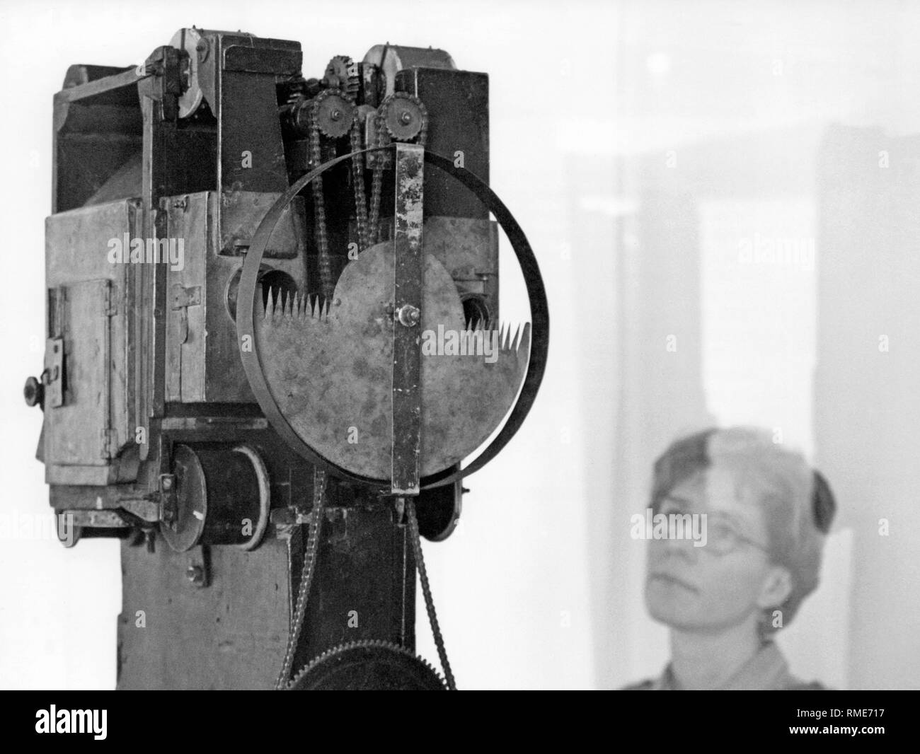 Cette photo montre le projecteur de film des frères Max et Emil Skladanowsky. Avec cet appareil, les deux ont réalisé la première présentation cinéma en Allemagne dans le 'Berlin' Wintergarten. Cette pièce est exposé au Deutsches Museum et a reçu une place d'honneur dans un cabinet de verre à l'occasion de l'exposition "100 Jahre Kino, Oskar Messter - Filmpionier der Kaiserzeit' ('100 Ans de Cinéma, Oskar Messter - Film Pionnier de la période impériale'). Banque D'Images