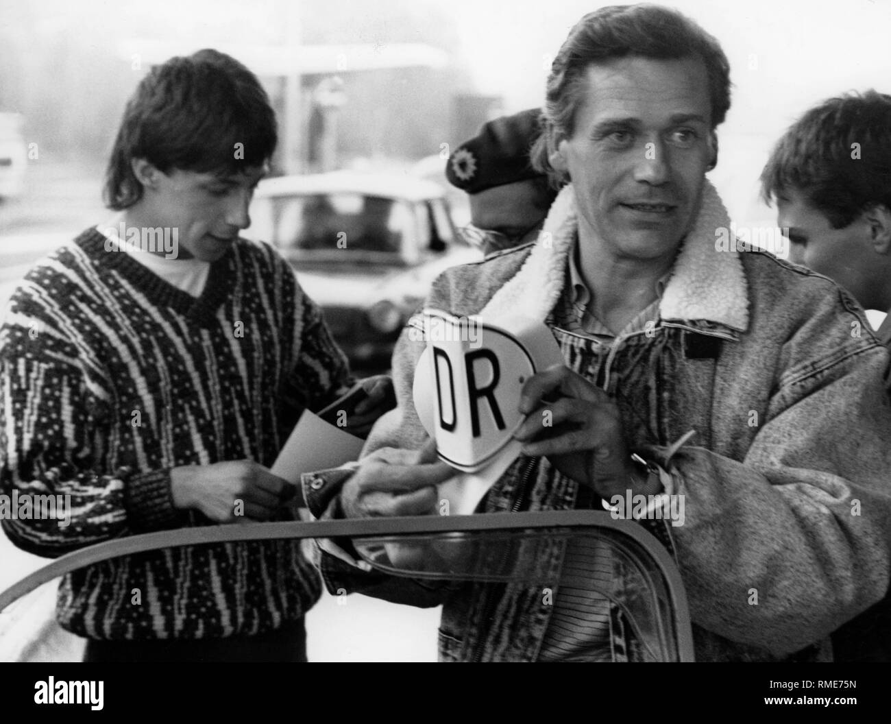 Les autorités frontalières de l'Allemagne de l'Ouest un vérifie les papiers des nouveaux arrivants de la RDA. Les hommes sont arrivés en voiture dans la République fédérale d'Allemagne via la Tchécoslovaquie. Banque D'Images