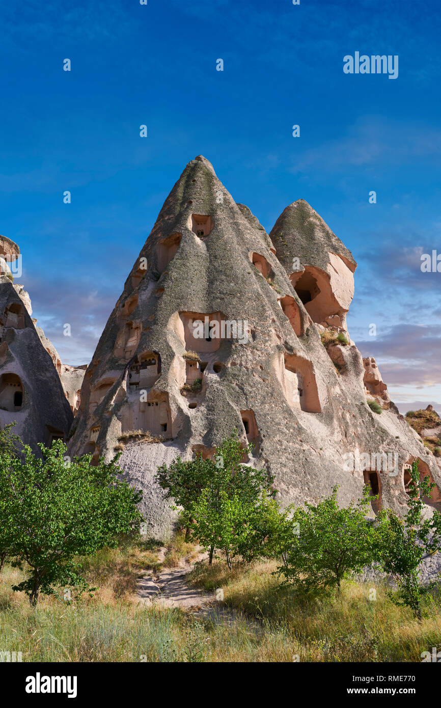 Photos et images de la grotte ville maisons dans les formations rocheuses et la cheminée de fées d'Uchisar, près de Göreme, Cappadoce, Nevsehir, Turquie Banque D'Images