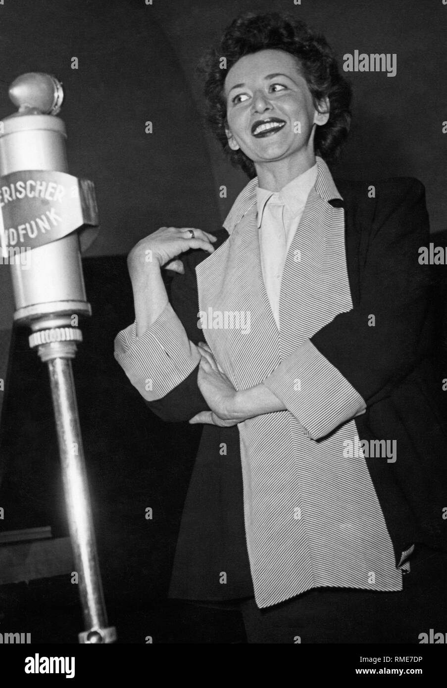 Artiste cabaret allemand Lorentz Lore devant un microphone. Photo non datée, probablement des années 1950. Banque D'Images
