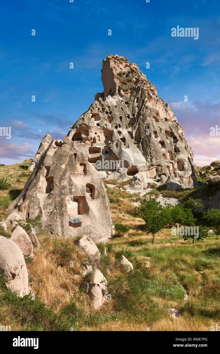 Photos et images de la grotte ville maisons dans les formations rocheuses et la cheminée de fées d'Uchisar, près de Göreme, Cappadoce, Nevsehir, Turquie Banque D'Images