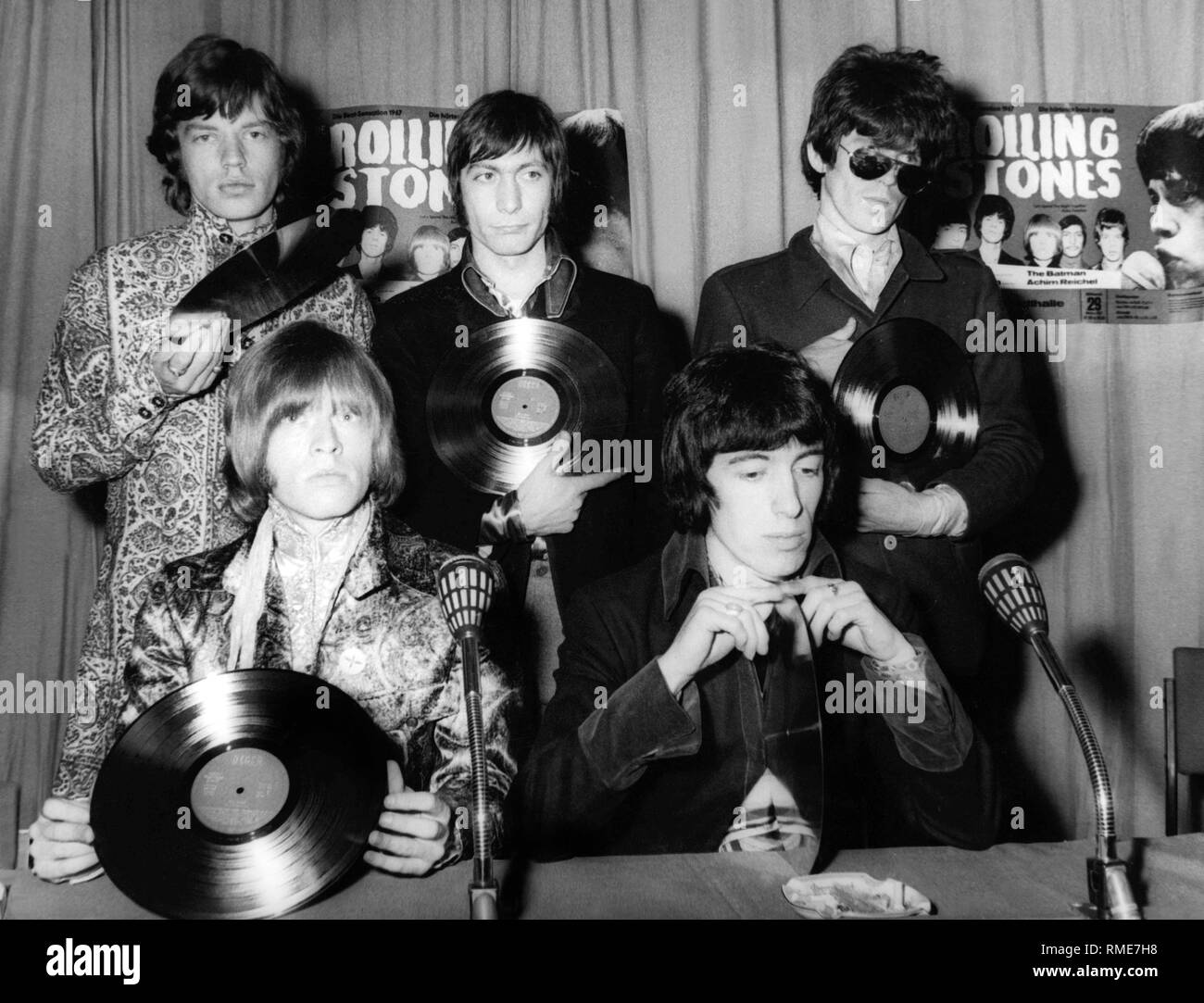 Les Rolling Stones avec le disque d'or qui lui a été attribué dans la Stadthalle à Brême. À la suite de l'événement auquel ils ont donné leur premier concert en Allemagne. Assis : Brian Jones et Bill Wyman (de gauche), debout : Mick Jagger, Charlie Watts, Keith Richards (de gauche). Banque D'Images