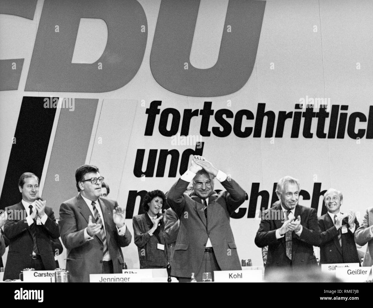 Cette photo montre des politiciens de la CDU lors de la cérémonie de clôture du congrès du parti CDU à Mayence. La devise est : 'CDU, progressive et des droits de l'. Banque D'Images