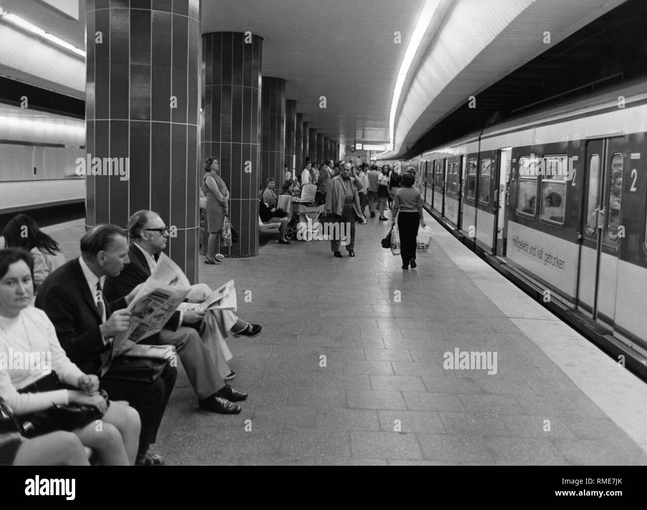 Les passagers en attente dans la station de S-Bahn de Karlsplatz. Banque D'Images