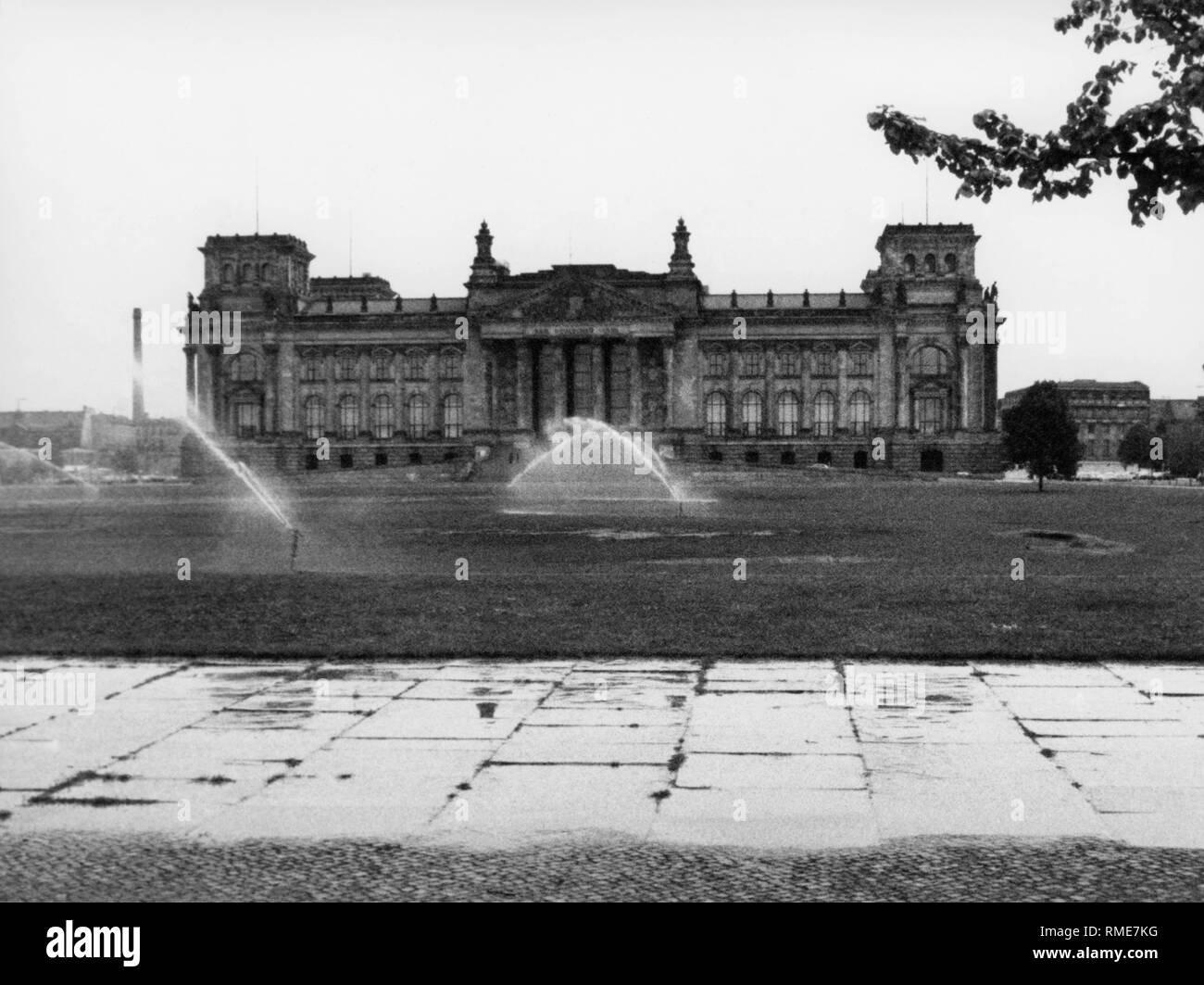 Le Reichstag restauré sur le 100e anniversaire de la pose de la première pierre. L'architecte Paul Baumgarten restauré le Reichstag jusqu'en 1973. À cette époque, l'utilisation de l'immeuble n'était pas encore clair. Le Reichstag a été construit en 1884 dans le style de la Haute Renaissance italienne avec des éléments de la Renaissance allemande et la décoration néo-baroque. Une nouveauté a été la construction du dôme en verre et acier. Banque D'Images