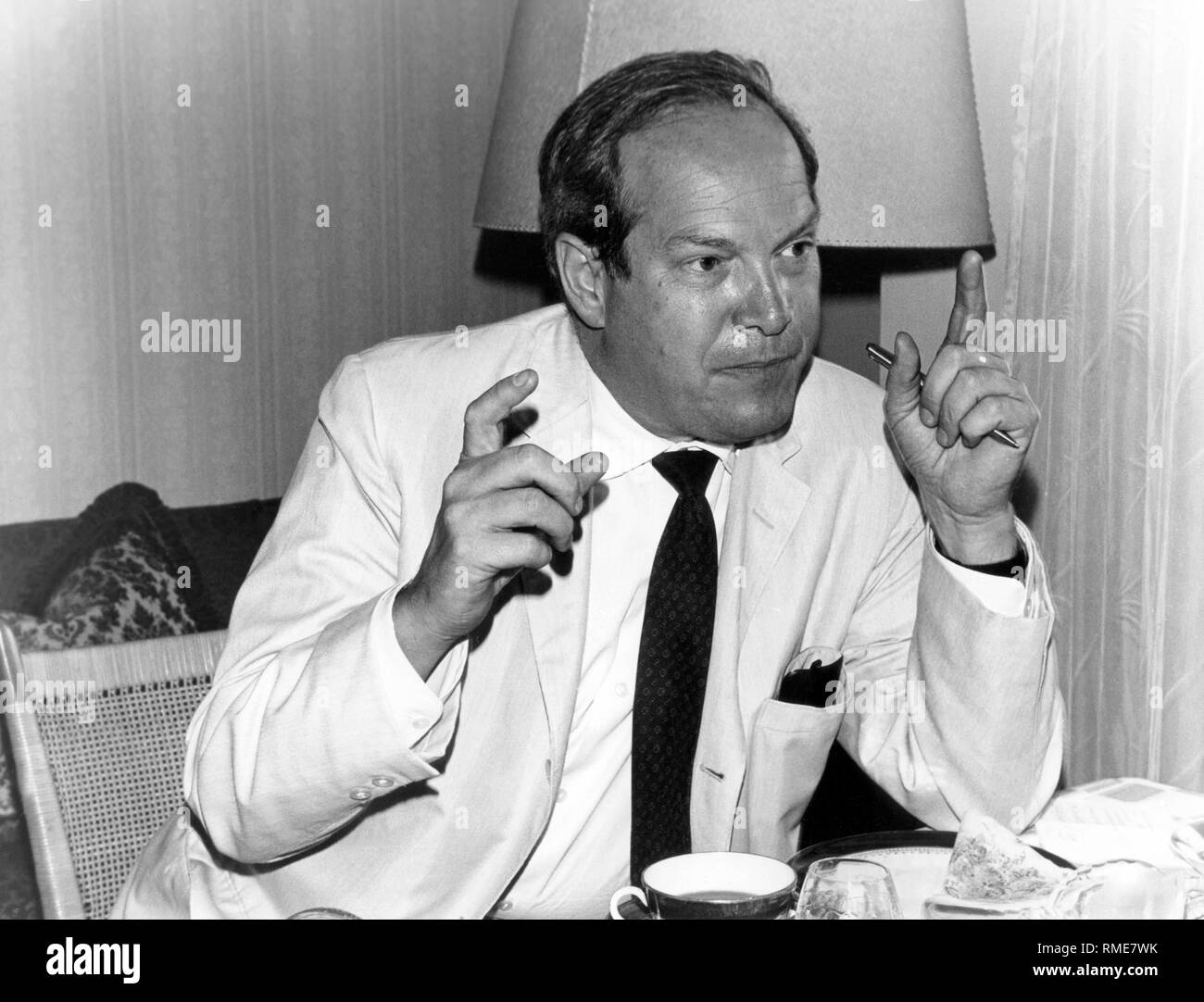 Cette photo montre le prince Constantin de Bavière dans son bureau de la circonscription électorale de Munich Mitte lors d'une visite d'un électeur. Deux jours plus tard le Prince Konstantin est mort dans un accident d'avion. Banque D'Images