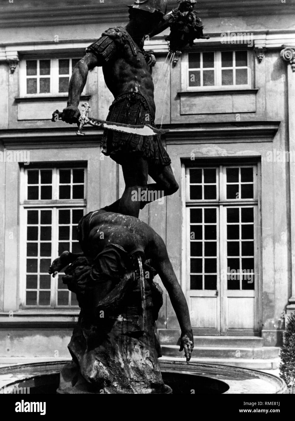 La fontaine de Persée (Perseusbrunnen) au palais Residenz (Munich) à Munich. La statue est titulaire d'une tête et d'une épée. Banque D'Images