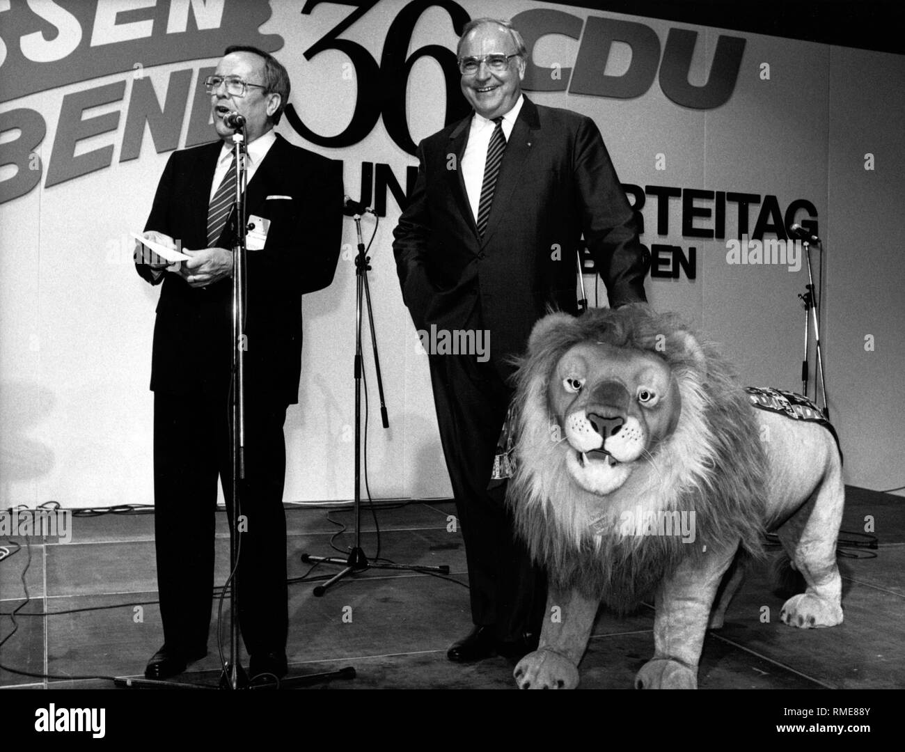 Au 36e congrès national de la CDU à Wiesbaden, Premier Ministre de la Hesse Walter Wallmann (l.) plus de mains pour le Chancelier Helmut Kohl un lion en peluche qui seront vendues aux enchères en faveur de Hannelore Kohl's foundation, Kuratorium ZNS. Banque D'Images