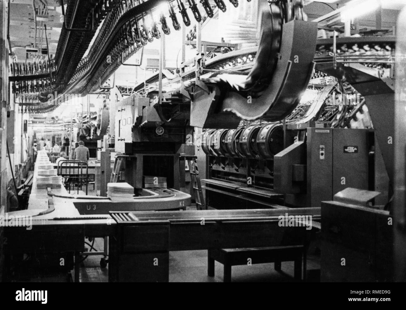 Vue sur une courroie de convoyeur transportant des journaux imprimés. La photographie a été prise lors de l'impression centre de la Sueddeutsche Verlag à Steinhausen, Munich. Banque D'Images Vue sur une courroie de convoyeur transportant des journaux imprimés. La photographie a été prise lors de l'impression centre de la Sueddeutsche Verlag à Steinhausen, Munich. Banque D'Images
