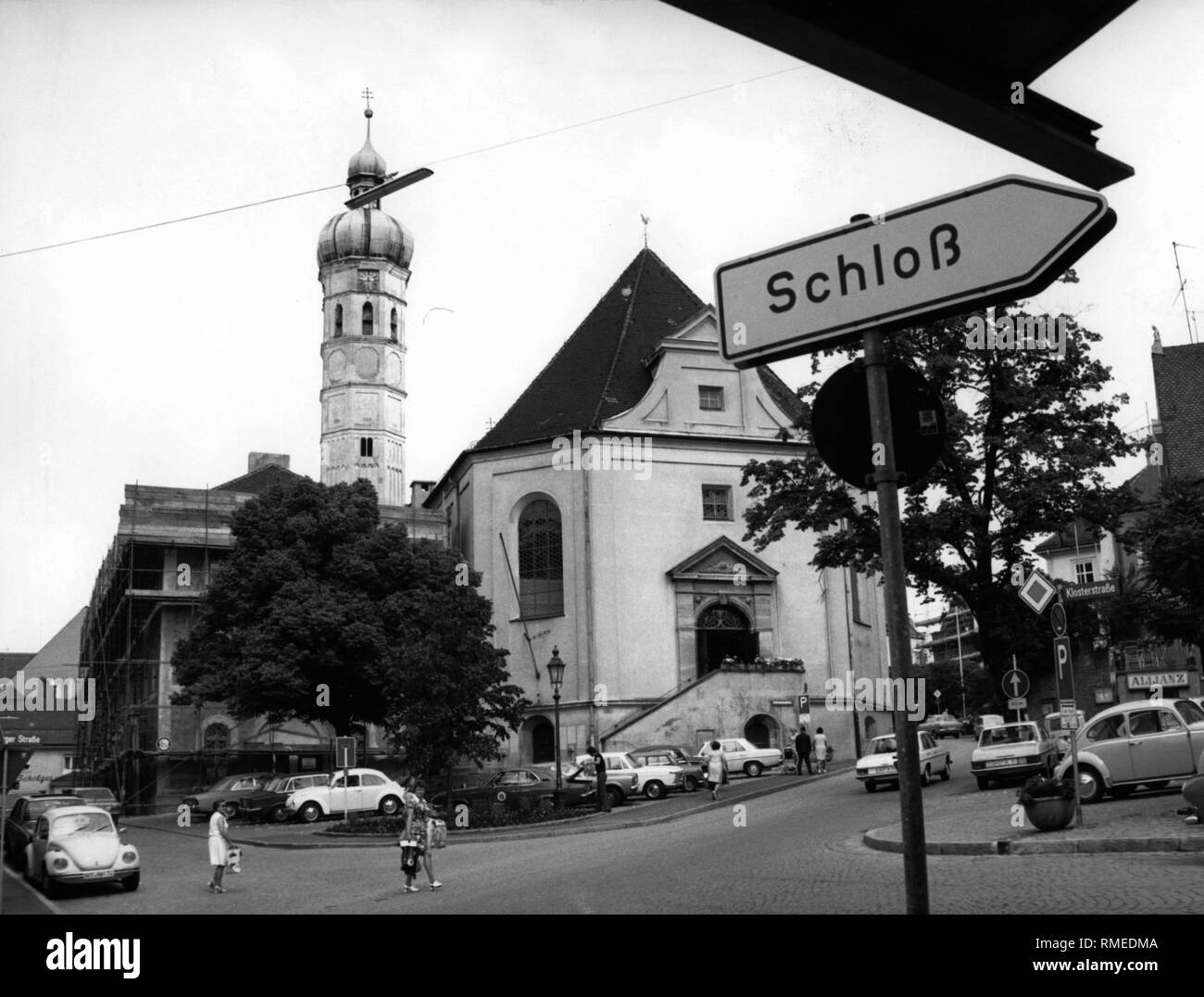 Photo non datée de l'église paroissiale de Saint Jakob à Dachau vu de la jonction de l'Augsburger Strasse / Klosterstrasse. La gauche Pfarrstrasse. Au premier plan un panneau indiquant le chemin de la Dachau Palace. Banque D'Images