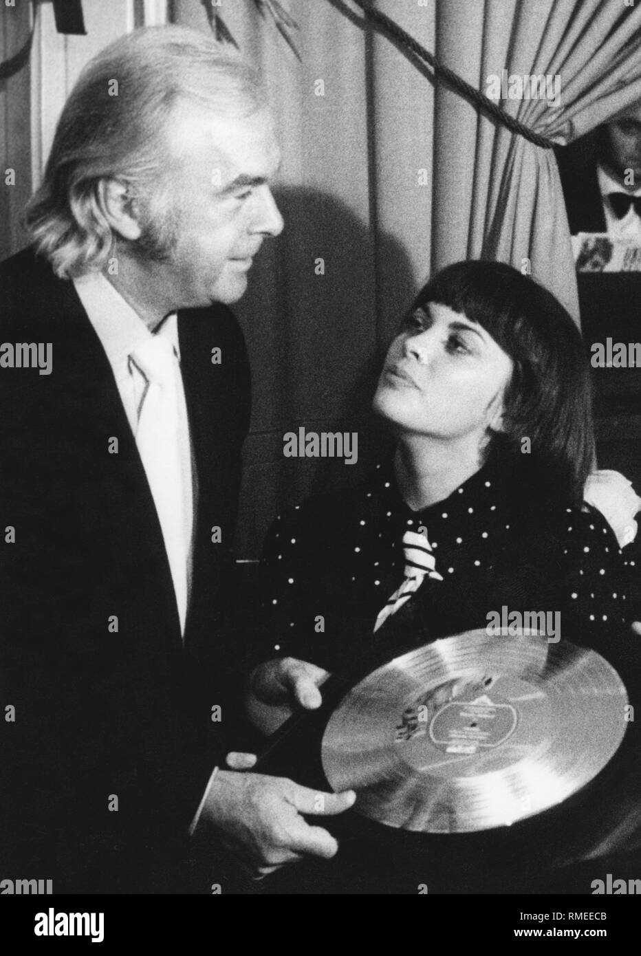 Manager Jonny Stark avec la chanteuse Mireille Mathieu avec un disque d'or Photo Stock Alamy