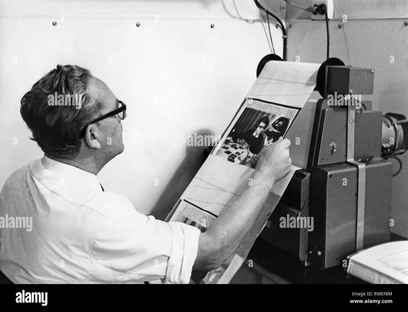 L'employé dispose d'un bélinographe machine. Banque D'Images