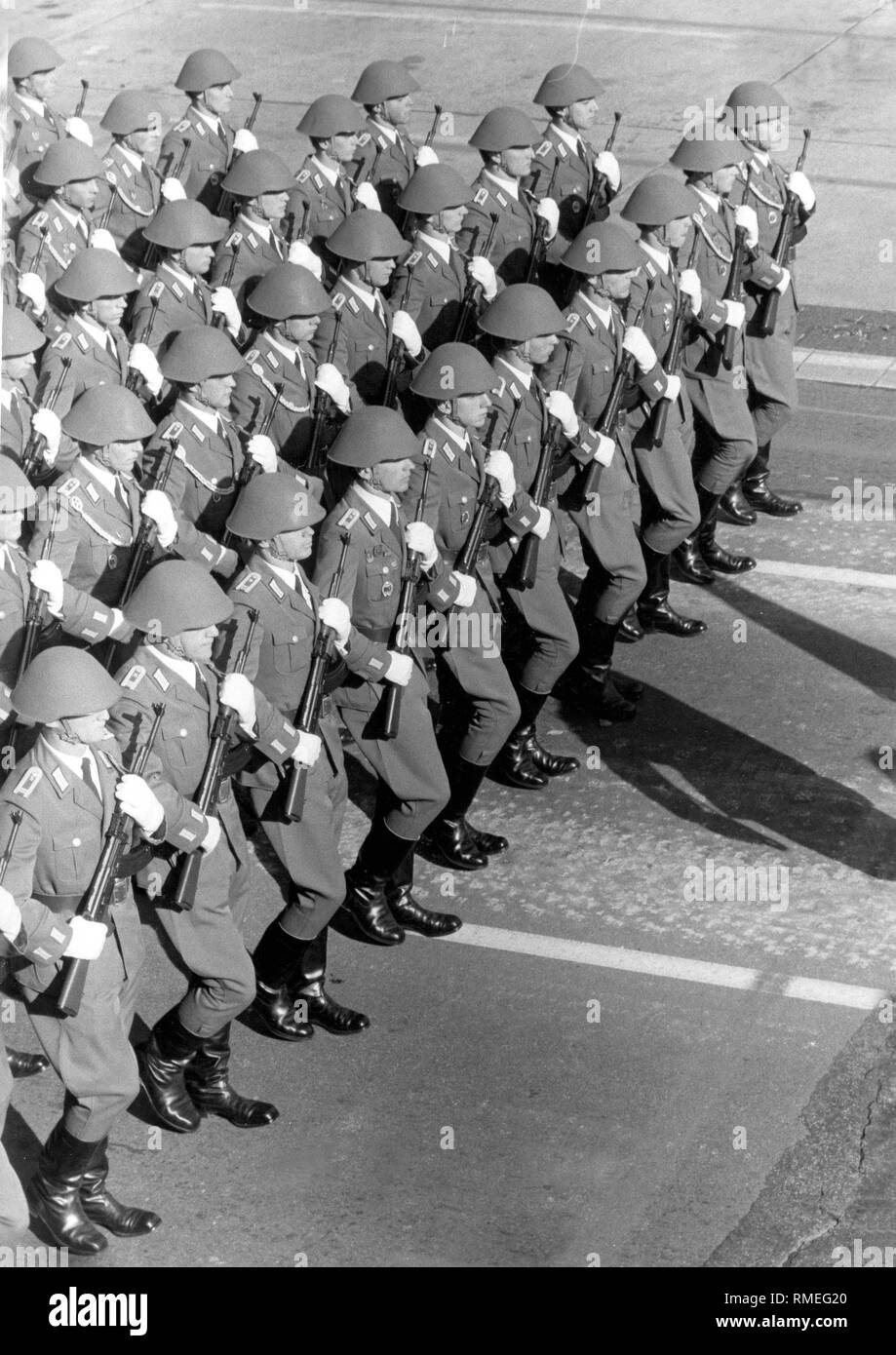 Défilé militaire à l'occasion du 30e anniversaire de la RDA sur la Karl-Marx-Allee à Berlin Est. Banque D'Images