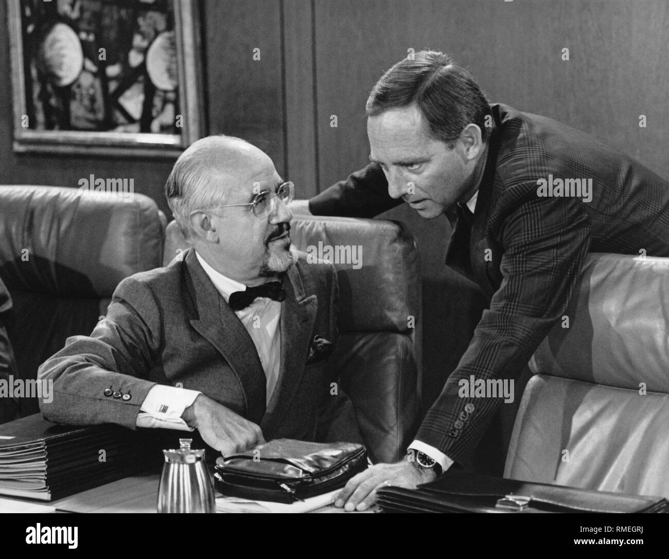 Ministre de la coopération économique et du développement Hans Klein et chancelier Wolfgang Schauble avant une réunion du cabinet à Bonn. Banque D'Images