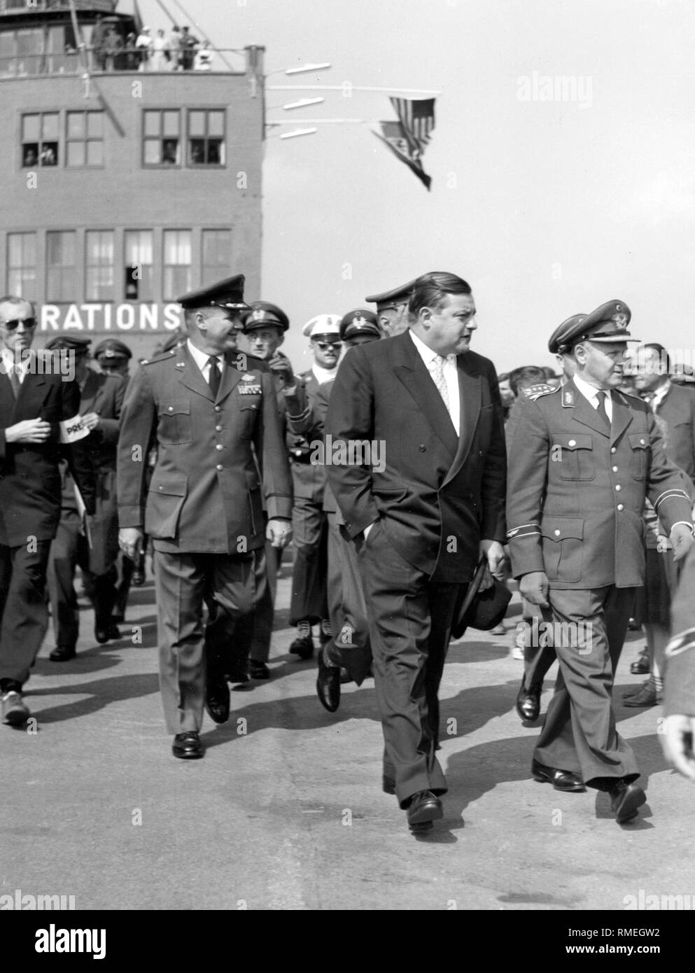 Le ministre fédéral de la Défense Franz Josef Strauss (avant gauche) et le Lieutenant général Josef Kammhuber (avant droit), inspecteur de la Luftwaffe (aviation) de la Bundeswehr. Lieu inconnu. Banque D'Images