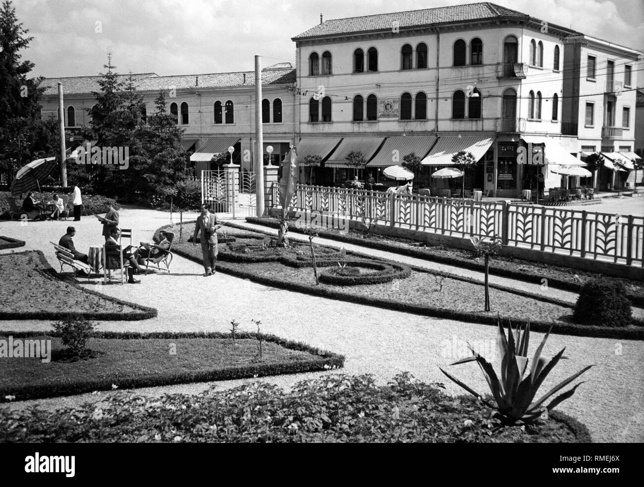 Italie, Vénétie, Abano Terme, jardin de l'établissement Due Torri, 1920-30 Banque D'Images