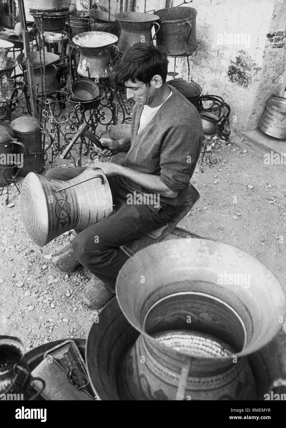Artisan qui travaille le cuivre, guardiagrele, Abruzzes, Italie, 1965 Banque D'Images