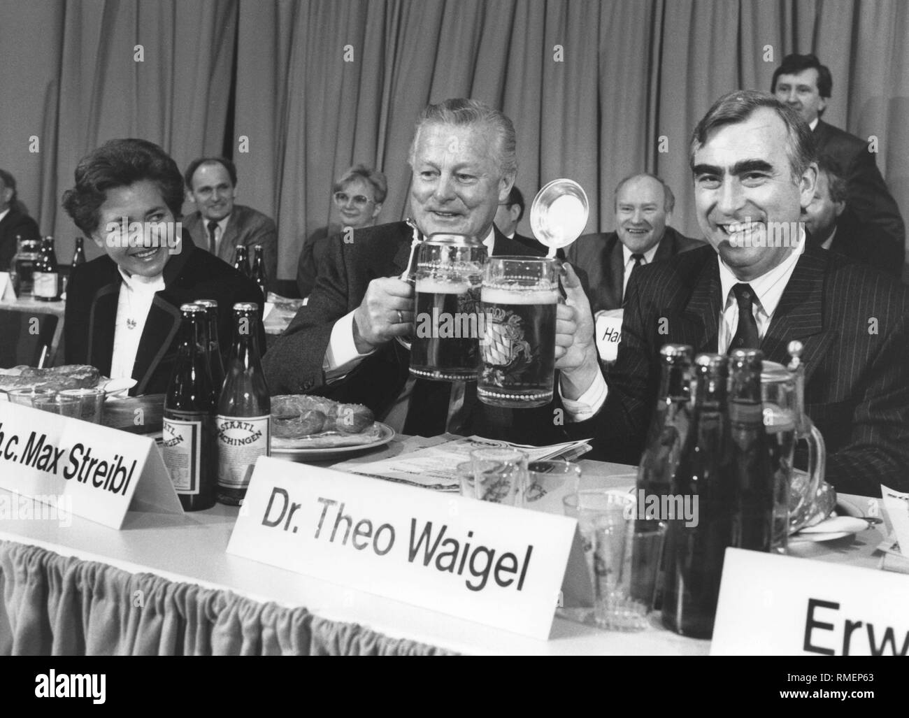 Le ministre président bavarois Max Streibl (centre) et le chef de la CSU Theo Waigel (à droite) sur le plan politique Le mercredi des cendres à Passau. photo non datée, probablement durant le temps que ministre Streibl Président. Banque D'Images