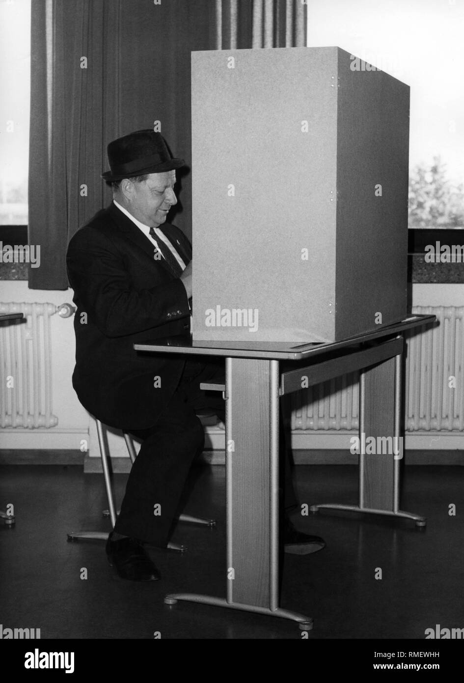 Voter dans un isoloir. Banque D'Images