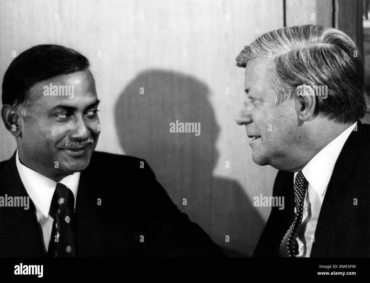 Le président du Bangladesh Ziaur Rahman parle à cancellor allemand Helmut Schmidt lors d'une visite à Bonn. Banque D'Images