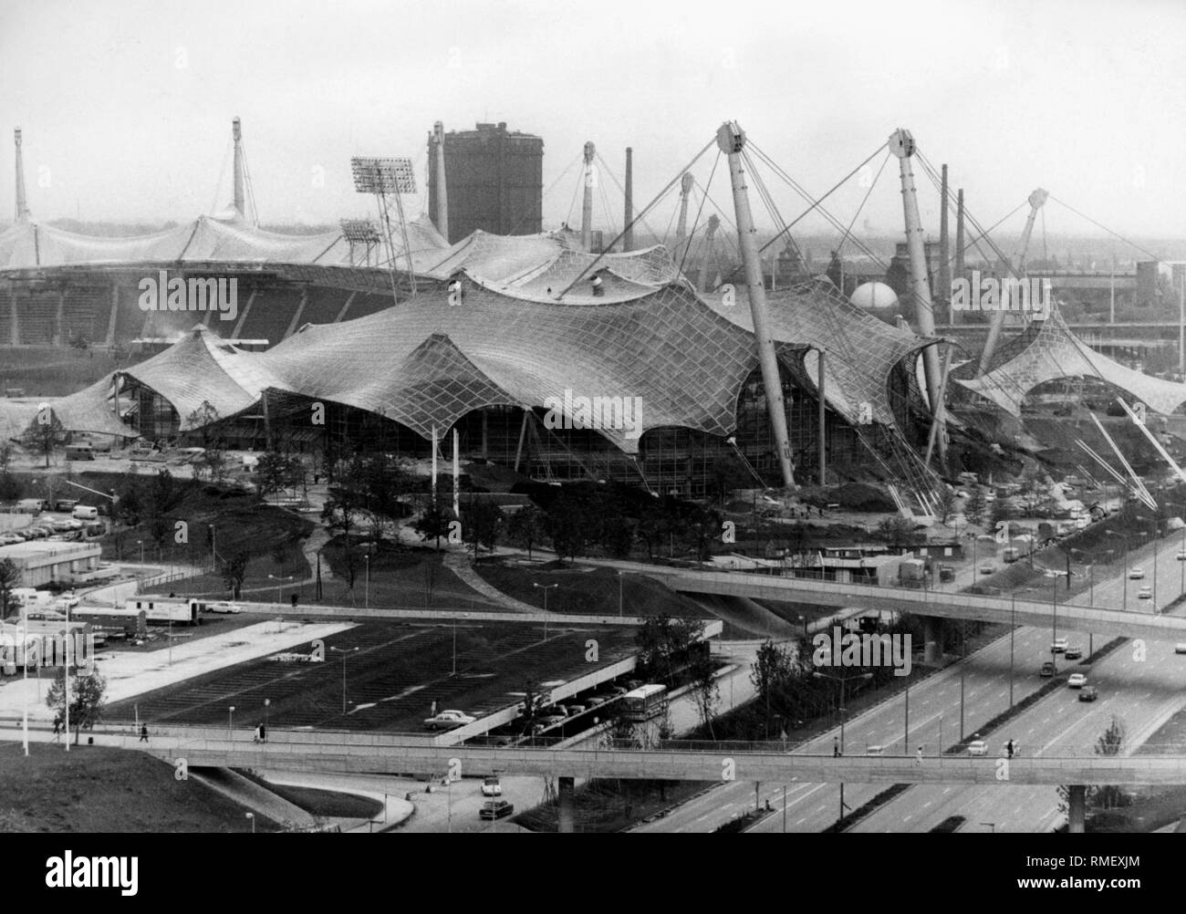 Vue sur le parc olympique de Munich avec la Halle olympique et le Stade Olympique derrière. Sur la droite est le Georg-Brauchle-Ring. Banque D'Images