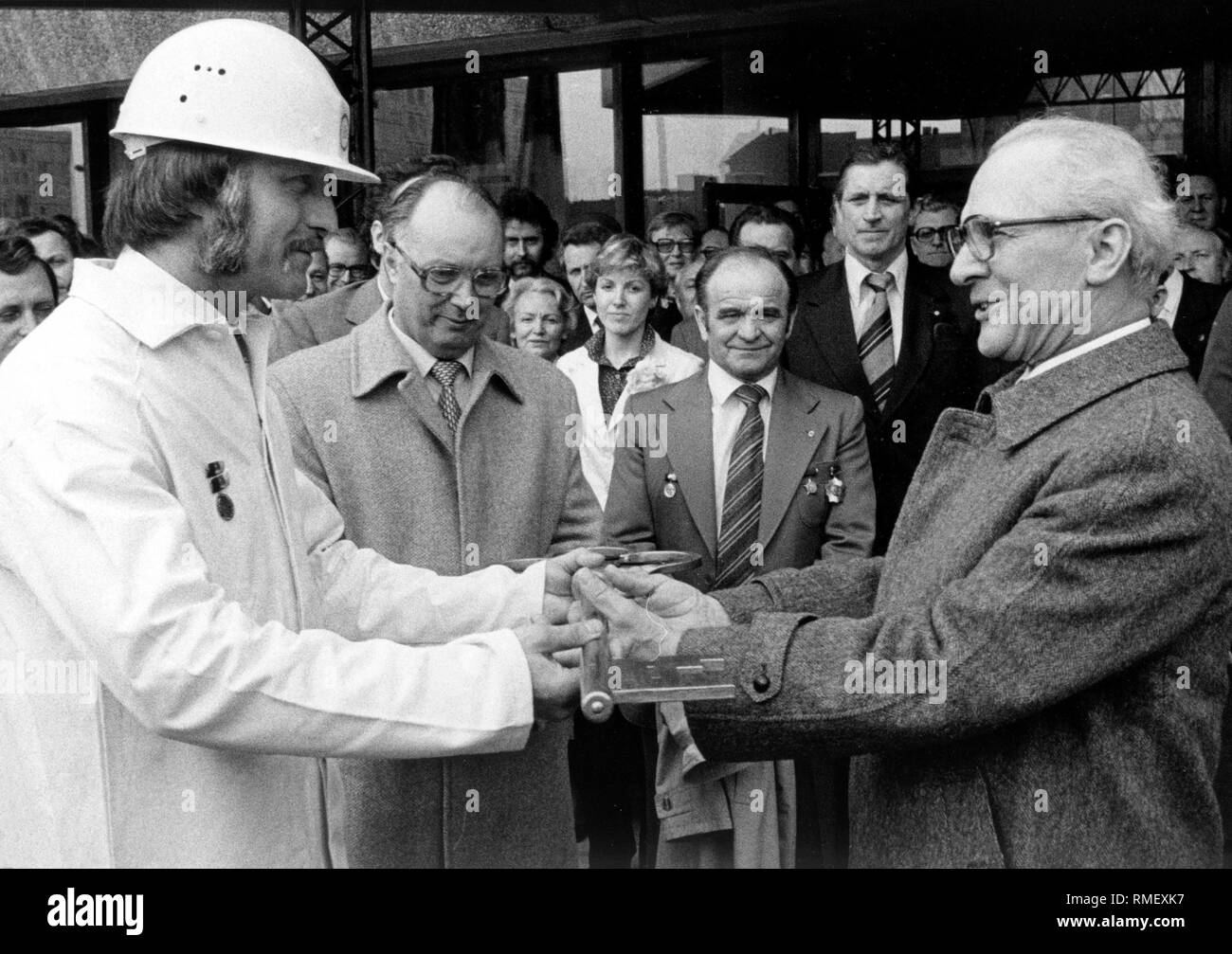 Erich Honecker : (25.08.1912 - 29.05.1994) Président du Conseil d'état de la RDA et le Secrétaire Général du SED Erich Honecker reçoit la clé symbolique d'un travailleur de la construction à l'ouverture d'un nouveau Sport- und Erholungszentrum (ZES) à Berlin, dans le parc Volkspark Friedrichshain. Banque D'Images