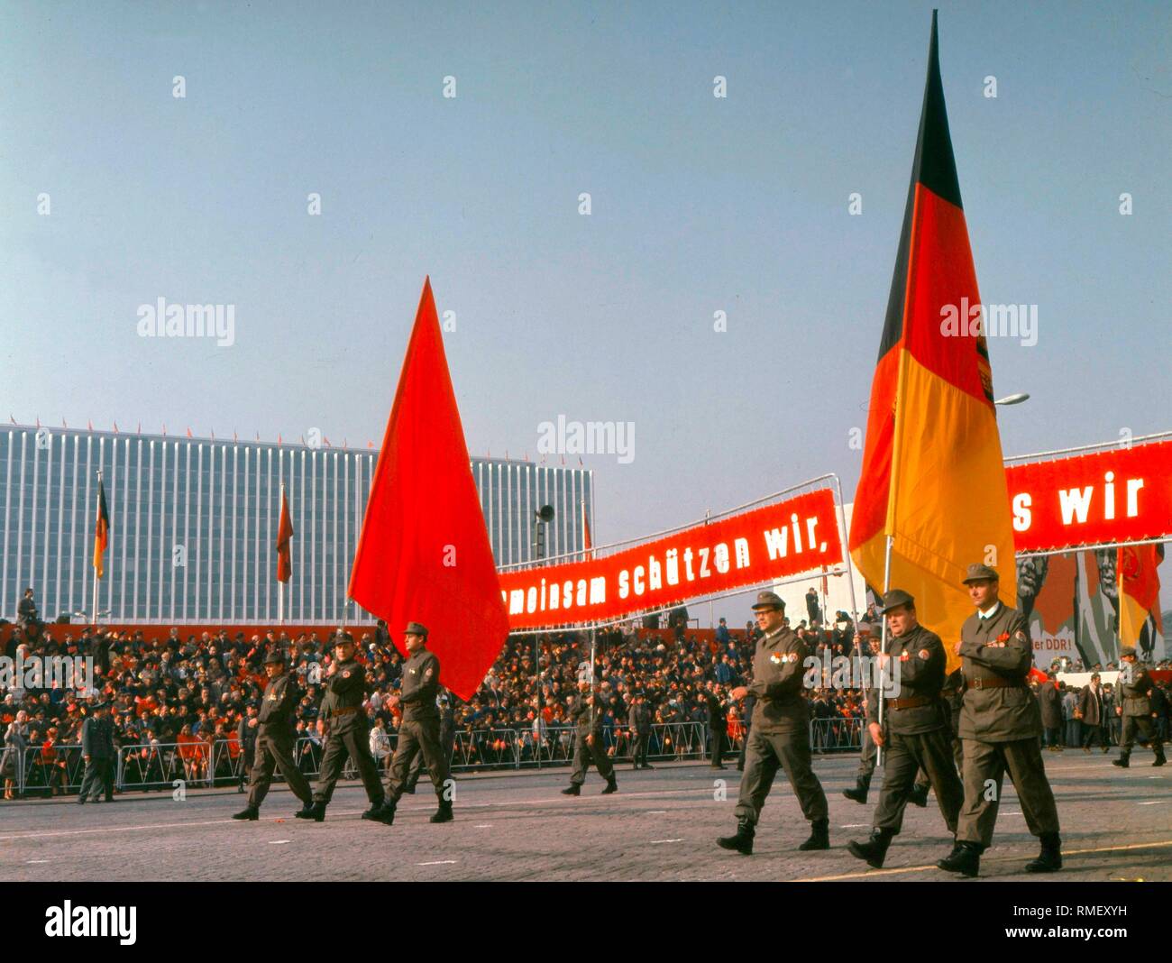 Défilé des unités de la SED combattre des groupes à l'occasion du 10e anniversaire de la construction du mur de Berlin sur la Marx-Engels-Platz à Berlin est, officiellement appelé des groupes de combat de la classe ouvrière par le SED. Banque D'Images