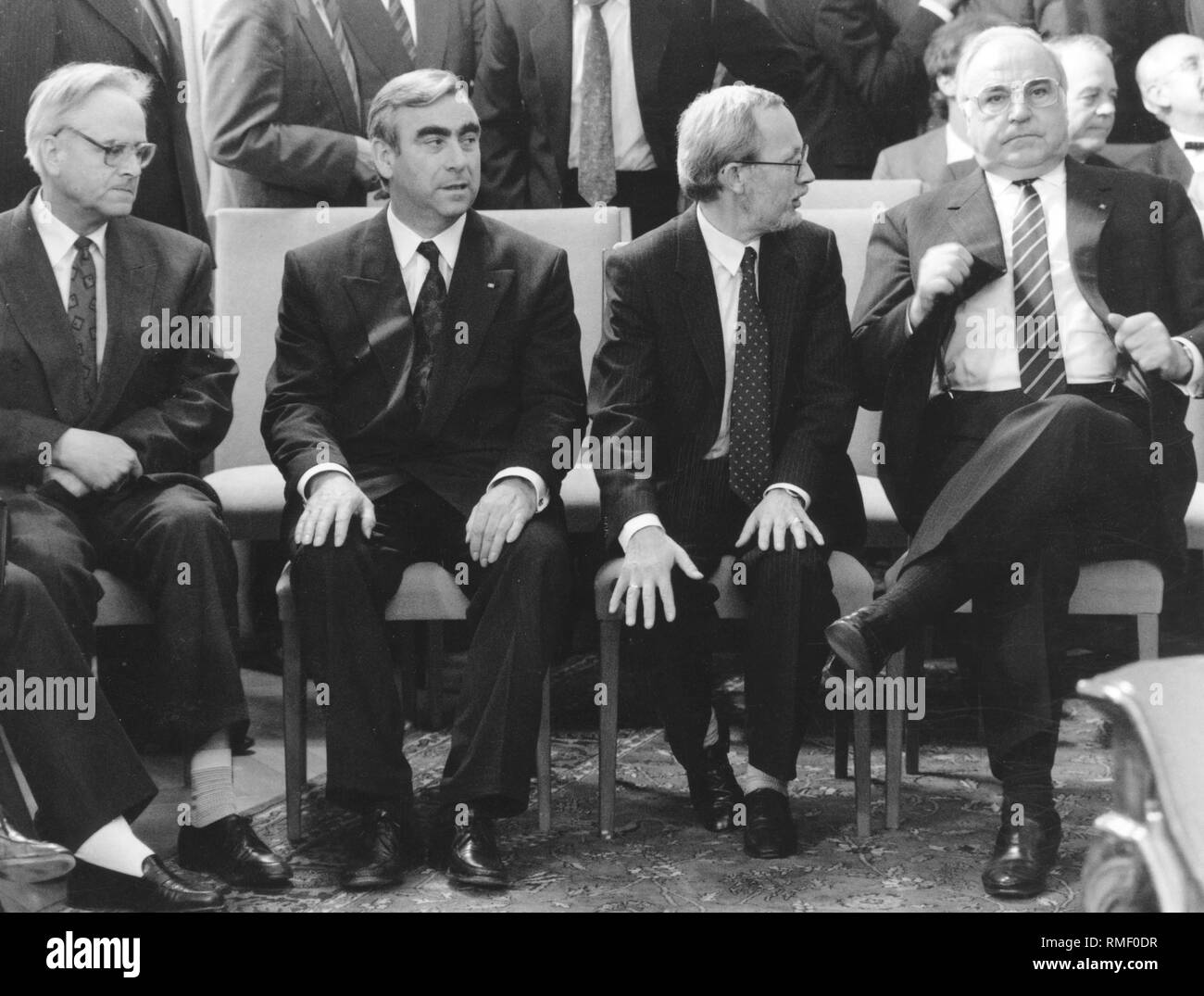 De gauche à droite : le ministre des Finances de la RDA Walter Romberg, le ministre fédéral des finances, Theo Waigel, Premier Ministre de la RDA Lothar de Maizière et le Chancelier Helmut Kohl après la conclusion de l'État Traité entre la RDA et la République fédérale d'Allemagne. Traité d'État germano-allemande : 18.05.1990, les relations avec la RDA après novembre 1989, sur la voie de l'unité, de l'Allemagne à partir de 1949, la République fédérale. Banque D'Images