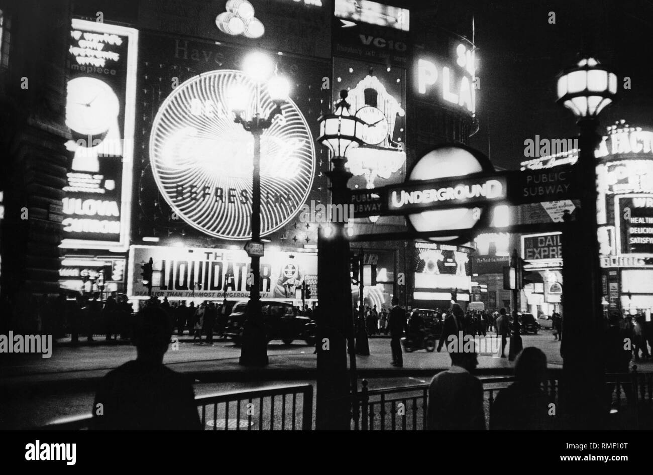 Piccadilly Circus à Londres : Photos affiche publicité lumineuse Daiquiri (rhum, Underground, le liquidateur) et les personnes (photo non datée). Banque D'Images
