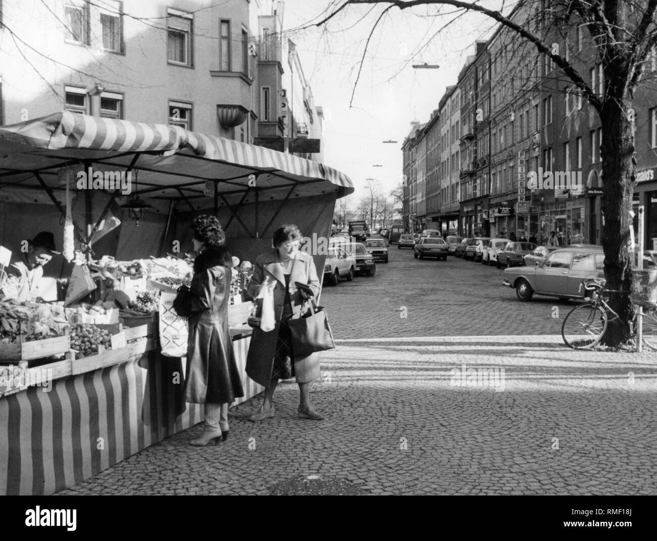 Les clients achètent des aliments au marché le Pariser Platz dans le quartier de Haidhausen, Munich. (Photo non datée). Banque D'Images