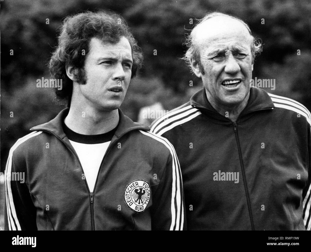 Le joueur de football Franz Beckenbauer (à gauche) et l'entraîneur national Helmut Schoen dans un camp d'entraînement à Malente pendant les préparatifs de la Coupe du monde. Banque D'Images