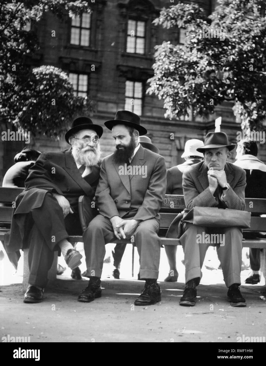 Deux rabbins avec chapeau assis sur un banc au Stachus. Banque D'Images