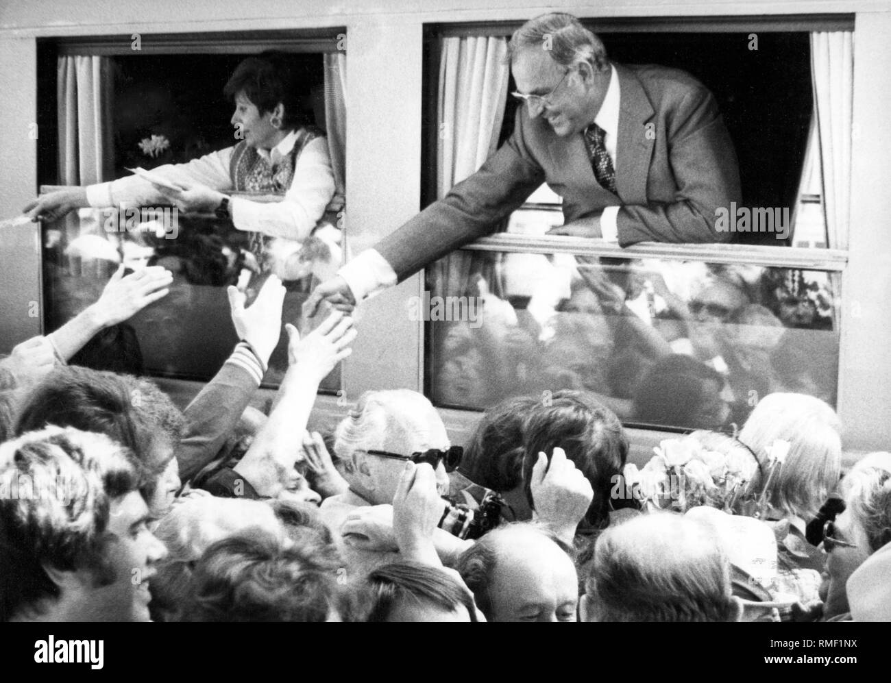 Le candidat de chancelier de l'Union européenne Helmut Kohl en contact avec les citoyens à la fenêtre de son train spécial élection. Sur la fenêtre de gauche, son gestionnaire de bureau Juliane Weber. Banque D'Images