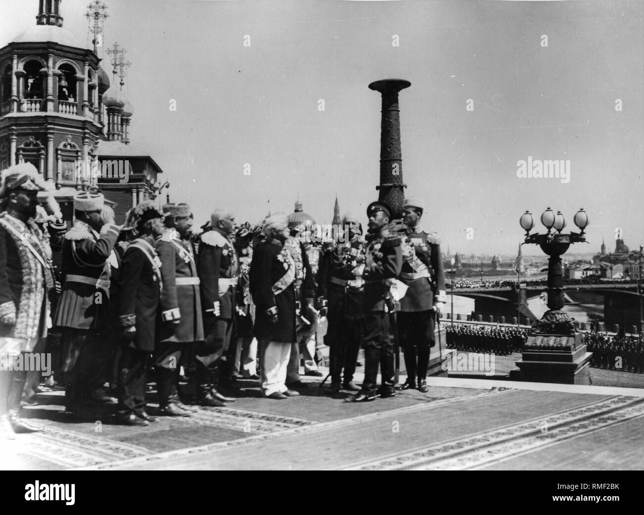 L'Empereur Nicolas II et les officiers avant la cathédrale du Christ Sauveur. La cérémonie d'ouverture de l'Alexander III Monument. Photographie Banque D'Images