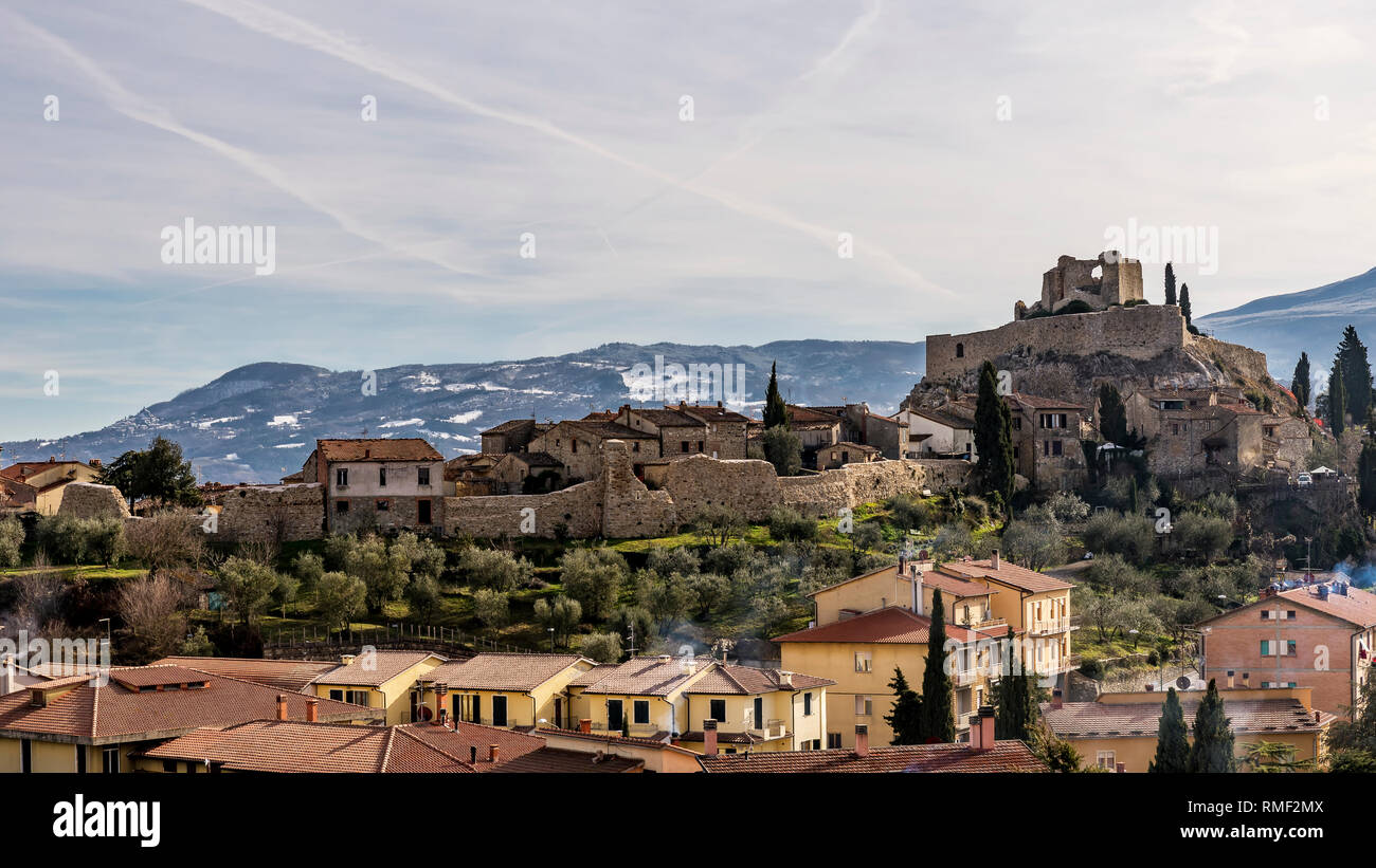 Le village médiéval de Castiglione d'Orcia contre les collines couvertes de neige, Sienne, Toscane, Italie Banque D'Images
