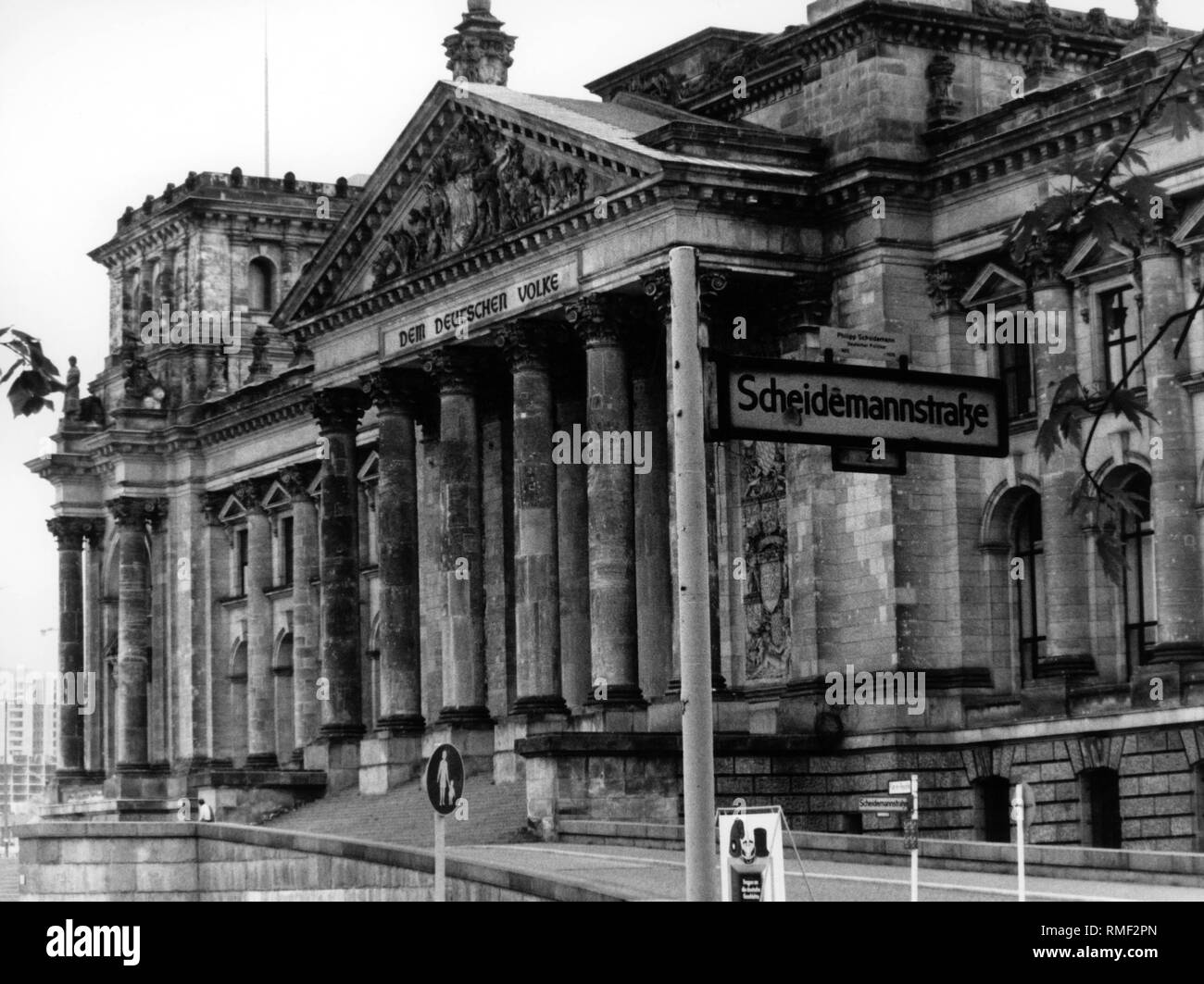 Le Reichstag restauré sur le 100e anniversaire de la pose de la première pierre. L'architecte Paul Baumgarten restauré le Reichstag jusqu'en 1973. Le Reichstag a été construit en 1884 dans le style de la Haute Renaissance italienne avec des éléments de la Renaissance allemande et la décoration néo-baroque. Une nouveauté a été la construction du dôme en verre et acier. Banque D'Images