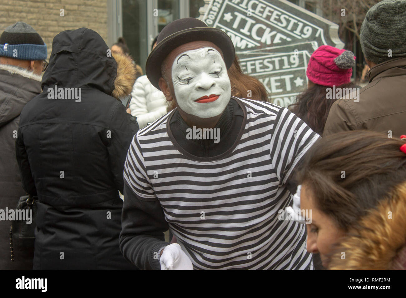 Mime de rue d'effectuer dans le cadre d'un festival Banque D'Images