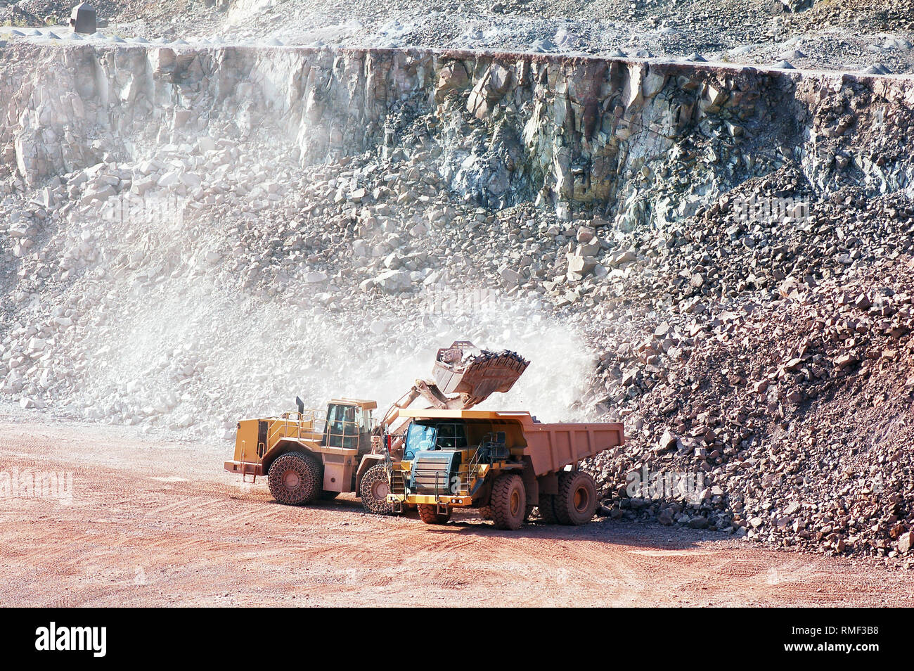 Auteur de la mort des pierres sur un chargement de camion dumper. indrusties l'industrie minière. Banque D'Images