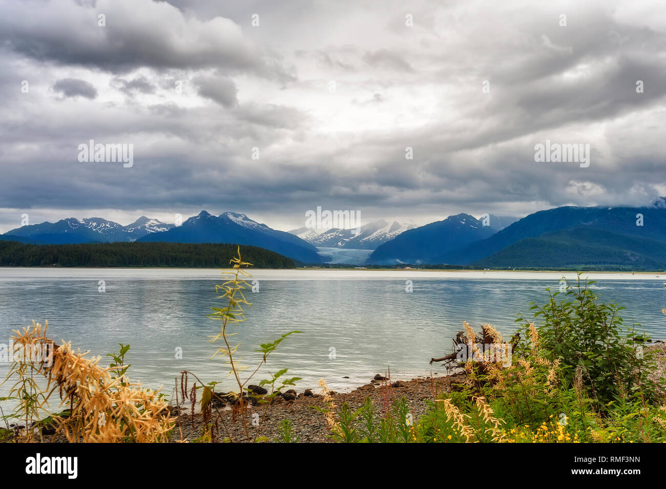 Le long des rives du canal Gastineau sous ciel nuageux dans Juenau l'Alaska. Banque D'Images