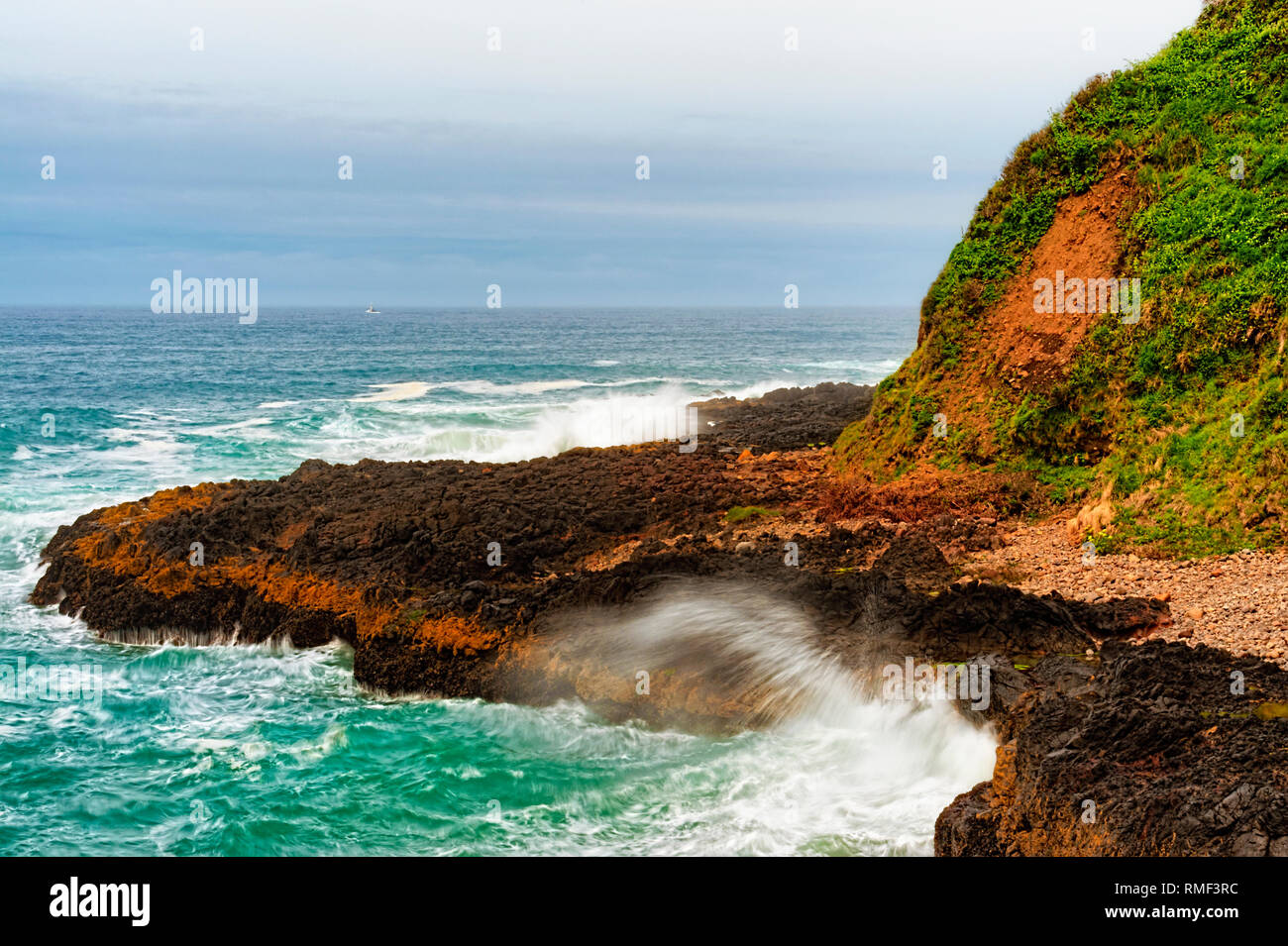 Vagues frapper les côtes rocheuses de Devil's près de désabonnement sur la côte de l'Oregon à Yachats Banque D'Images