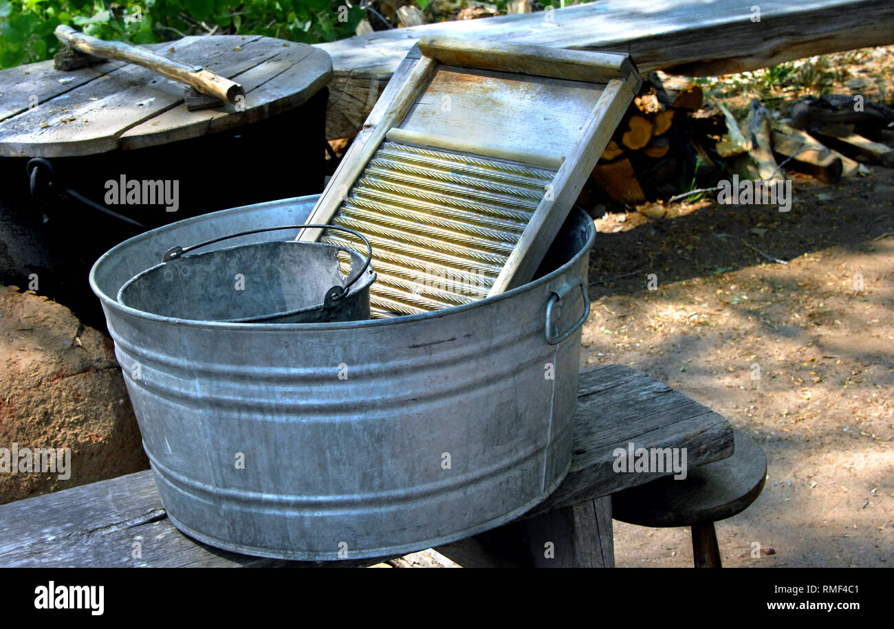 Seau galvanisé, fer noir, pot avec couvercle en bois, et du Conseil de lavage sont assis côte à côte prêt pour un vieux timey jour de lavage. Banque D'Images