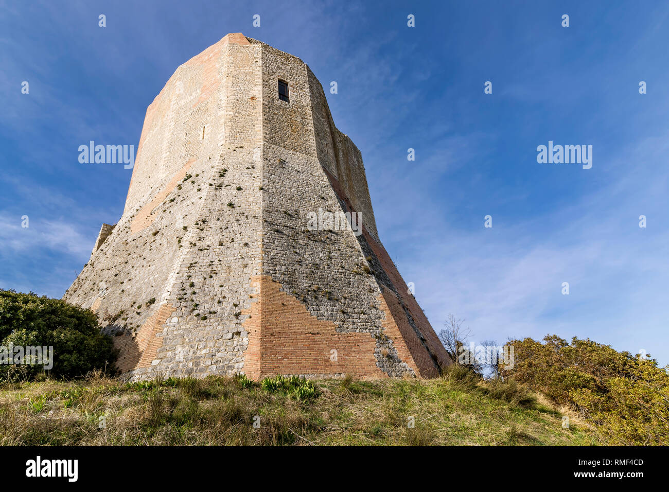 L'imposante Rocca d'Orcia contre un ciel bleu dans la province de Sienne, Toscane, Italie Banque D'Images