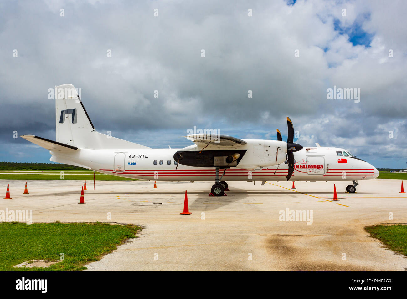 Nuku'alofa, Tonga - 4 jan 2014 : REALTonga's Chinese construit Xian MA60 un avion à turbopropulseurs3-RTL basé sur Antonov-24 soviétique dans l'ia International de Fua'amotu Banque D'Images