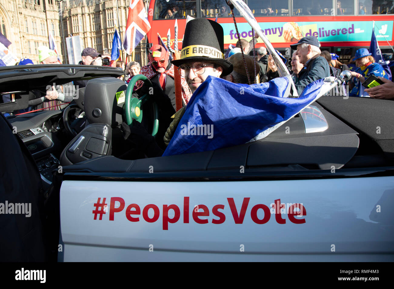 Vote partisan comme peuples Jacob Rees Mogg n certains siège arrière au volant comme Anti Brexit pro Europe manifestants protester à Westminster, en face du Parlement en tant que députés de débattre et de voter sur les amendements à l'accord de retrait des plans sur 14 février 2019 à Londres, Angleterre, Royaume-Uni. Banque D'Images