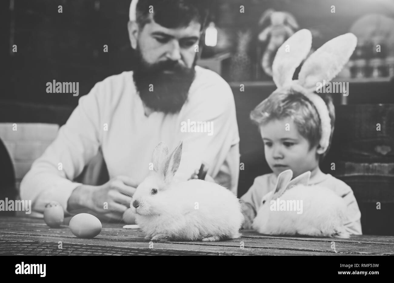 Et le père de l'enfant tenue panier avec des œufs peints. Banque D'Images